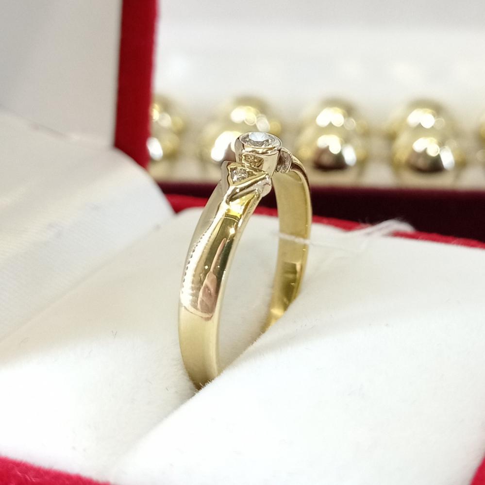 Золота каблучка з діамантами