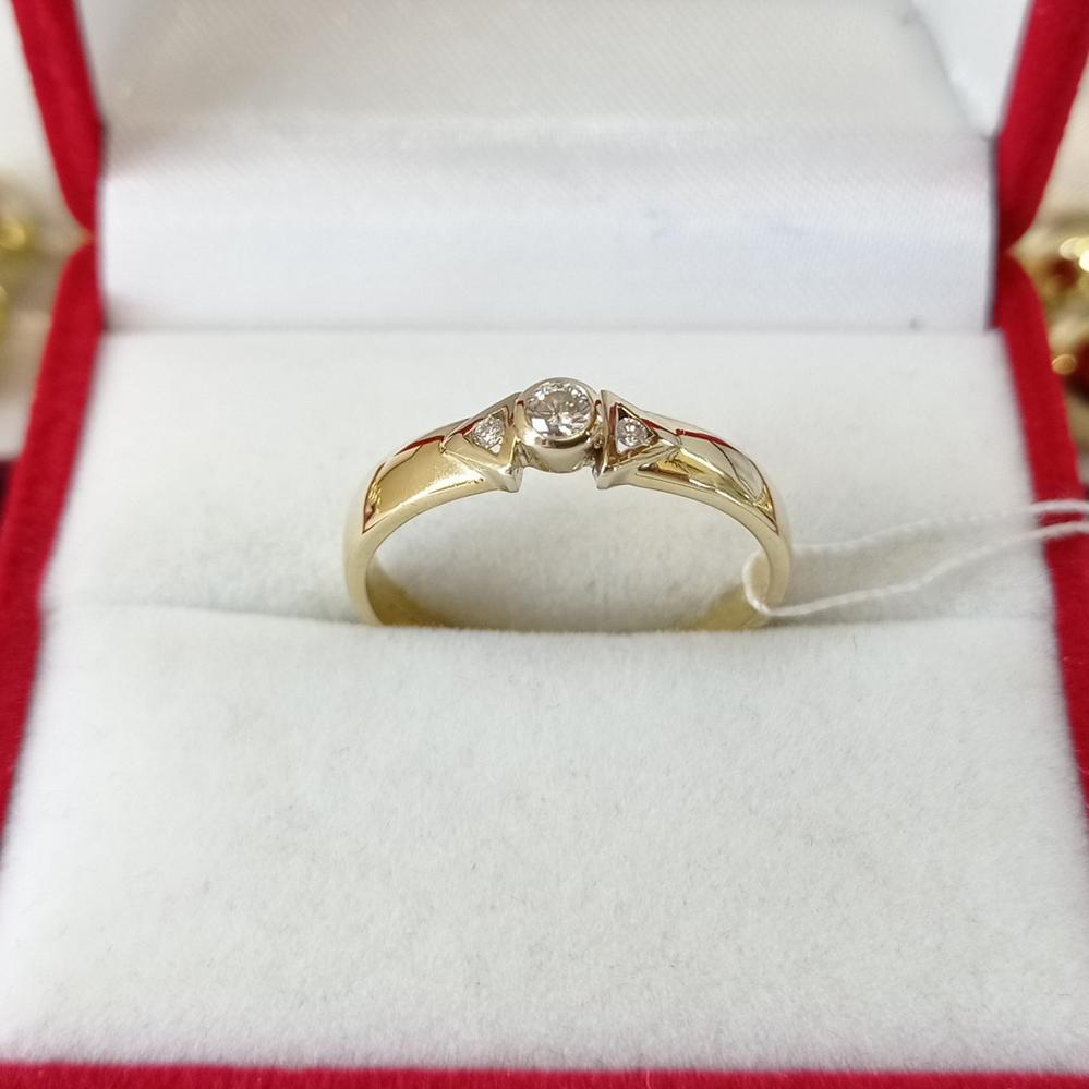 Золота каблучка з діамантами