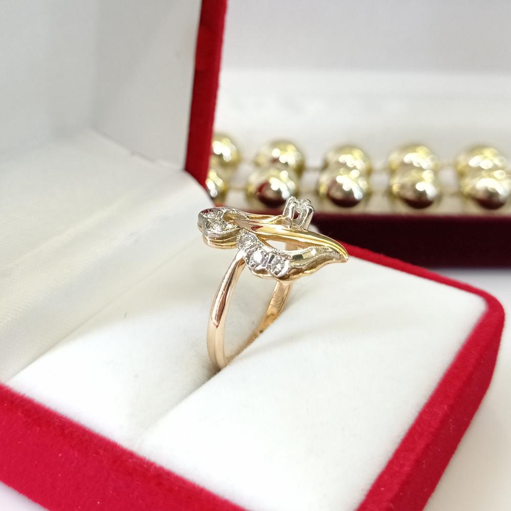 Золота каблучка з діамантами класична