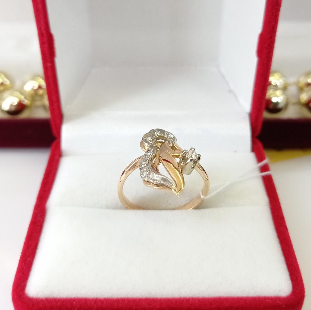 Золота каблучка з діамантами класична