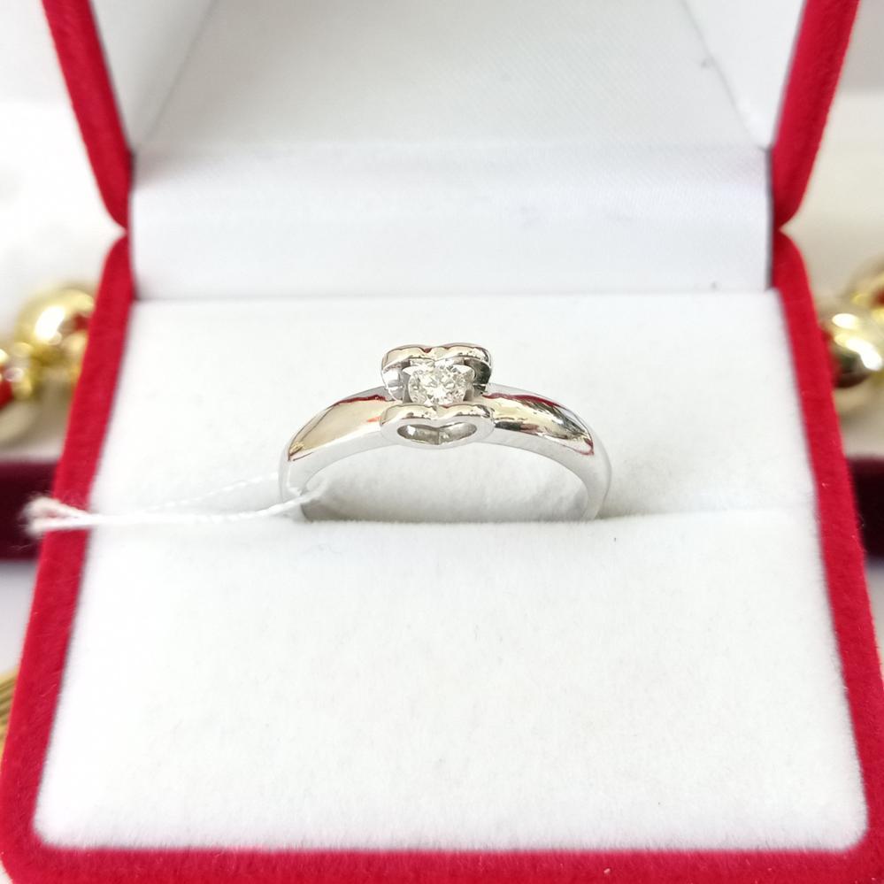 Золота каблучка з діамантом серце