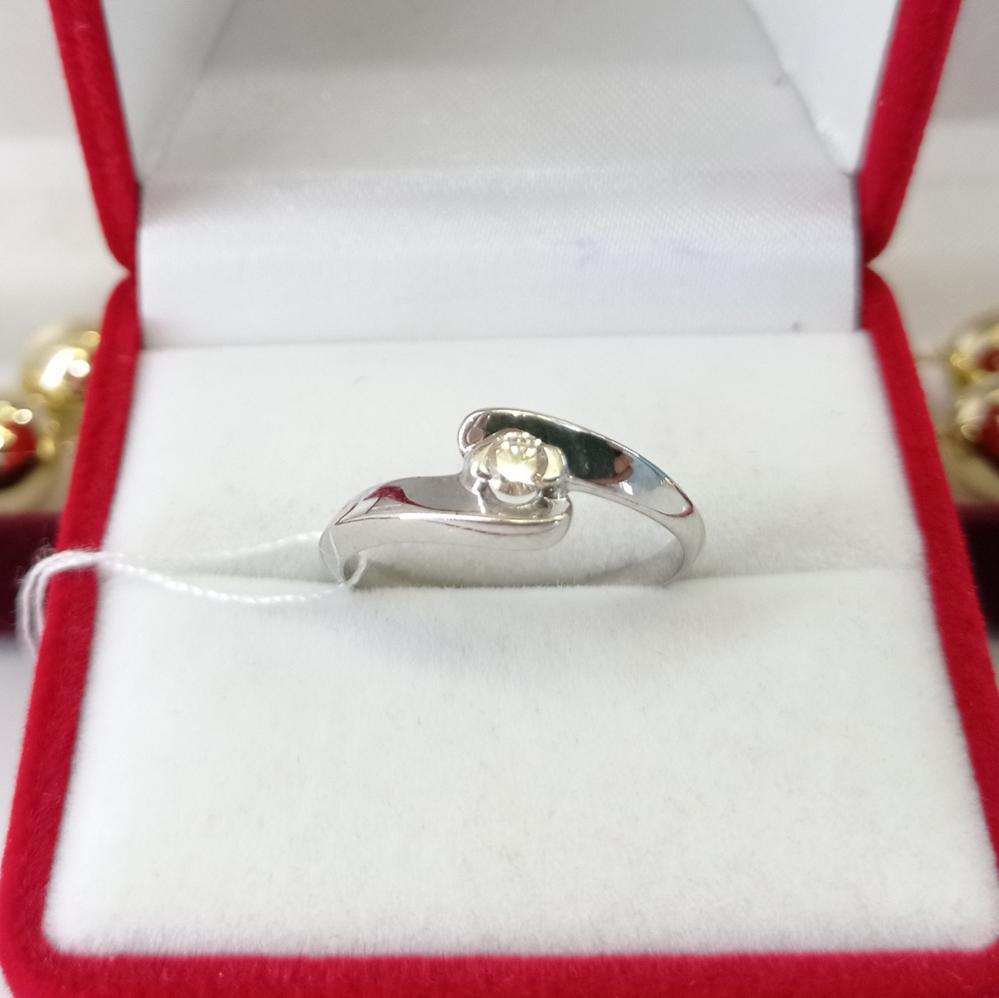 Золота каблучка з діамантом біле золото