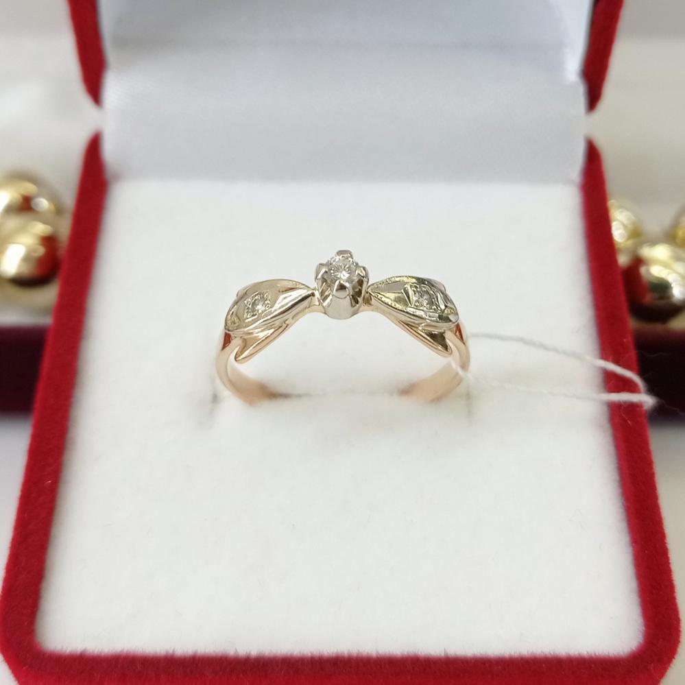 Класична золота каблучка з діамантами