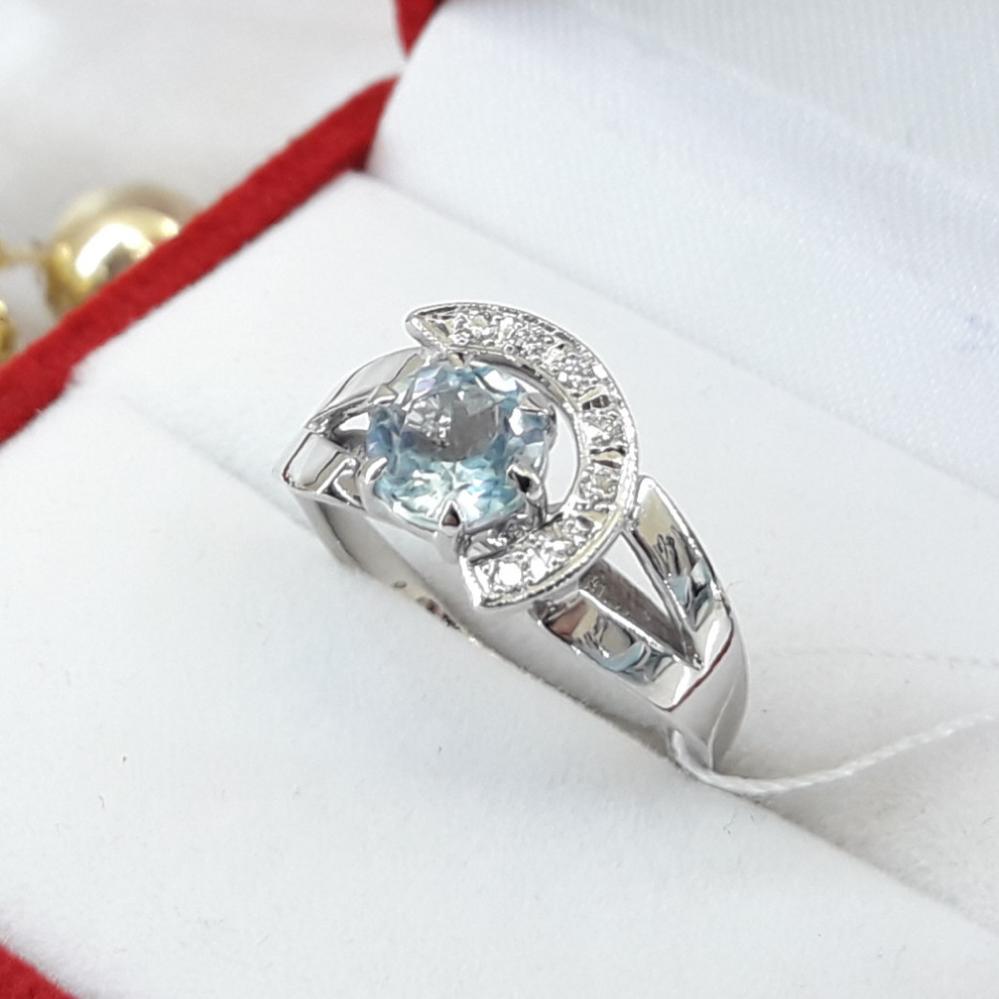 Золота каблучка з блакитним топазом і діамантами біле золото