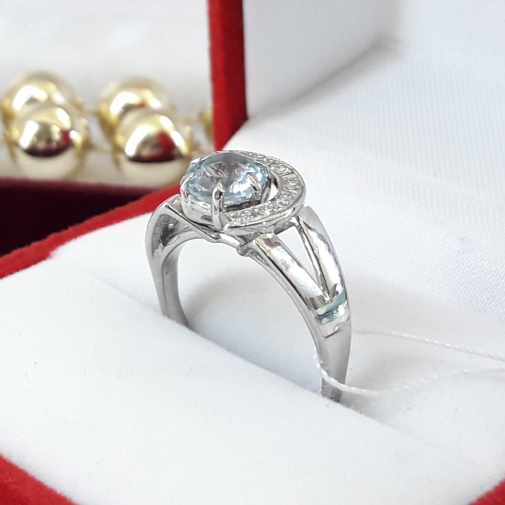 Золота каблучка з блакитним топазом і діамантами біле золото