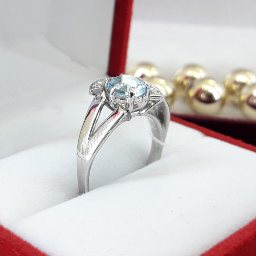 Золота каблучка з блакитним топазом і діамантами біле золото