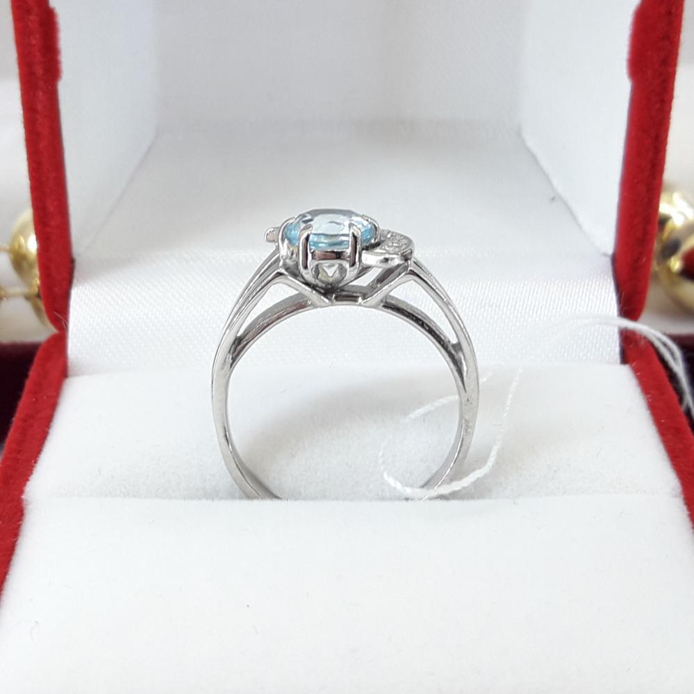 Золота каблучка з блакитним топазом і діамантами біле золото