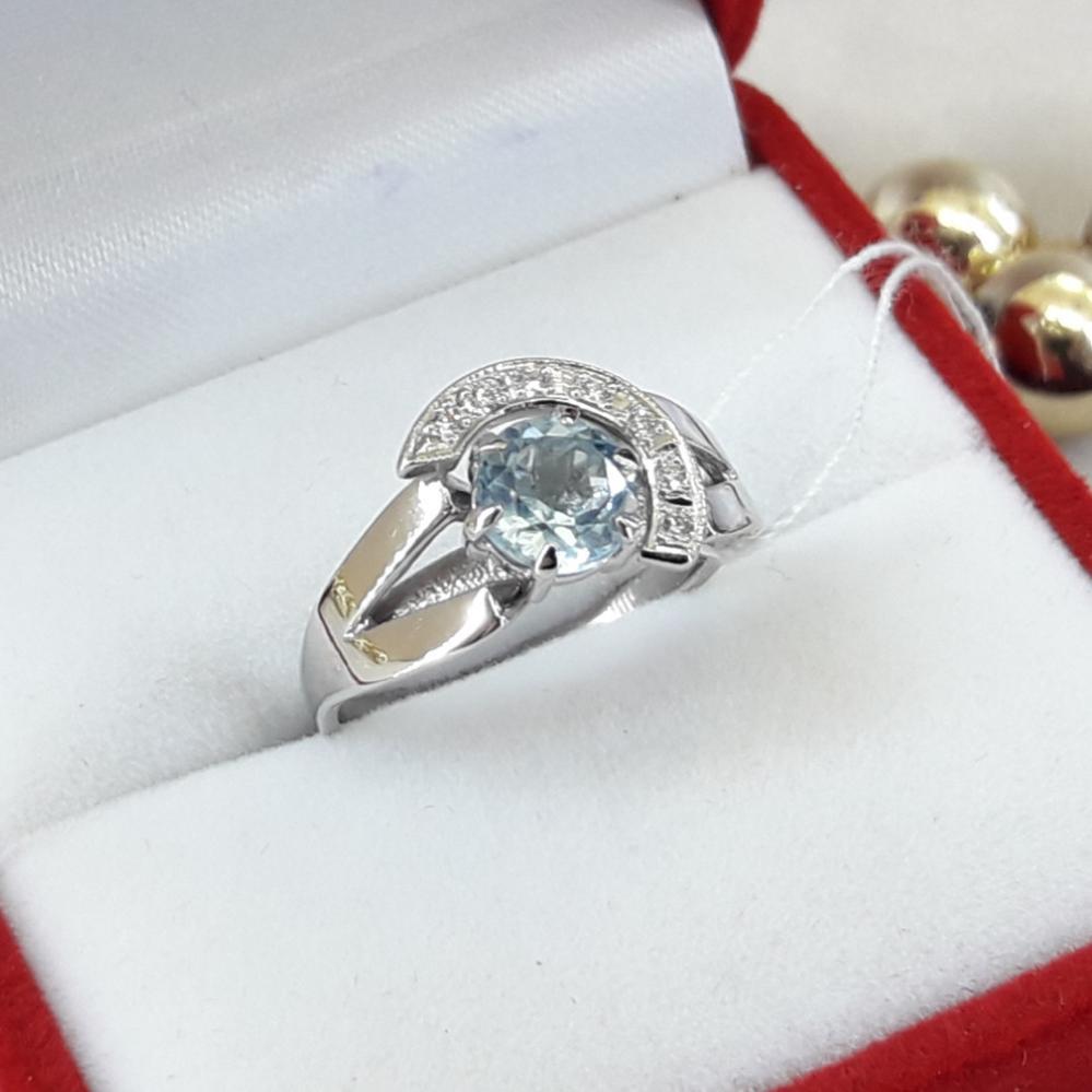 Золота каблучка з блакитним топазом і діамантами біле золото