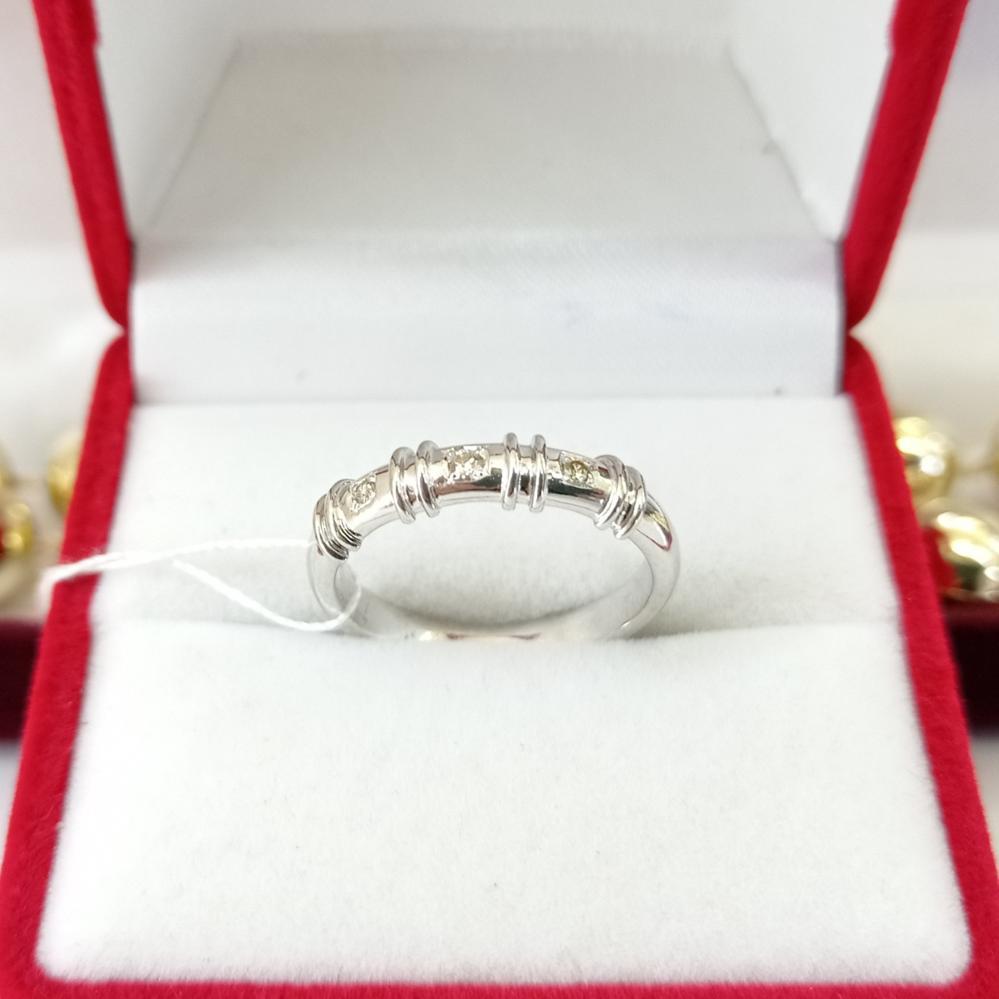 Золота каблучка з  діамантами в білому золототі