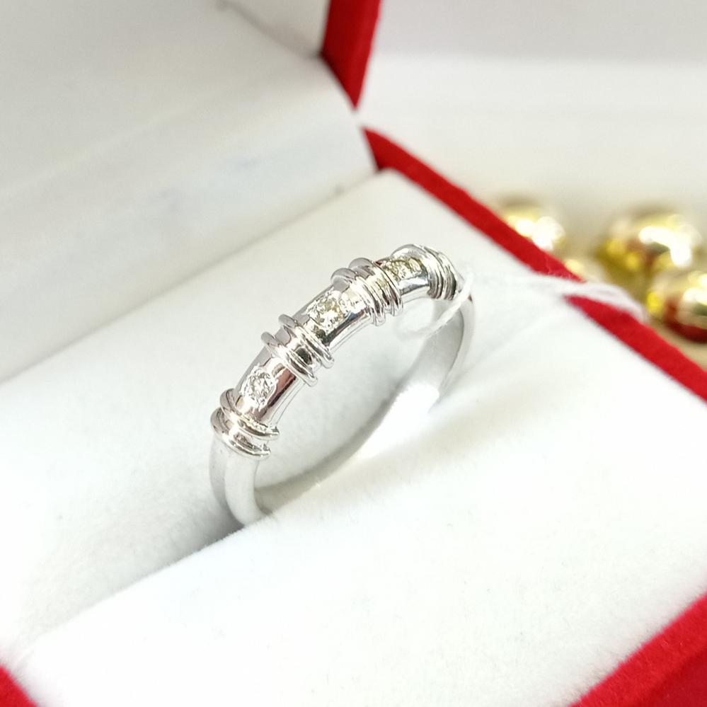 Золота каблучка з  діамантами в білому золототі