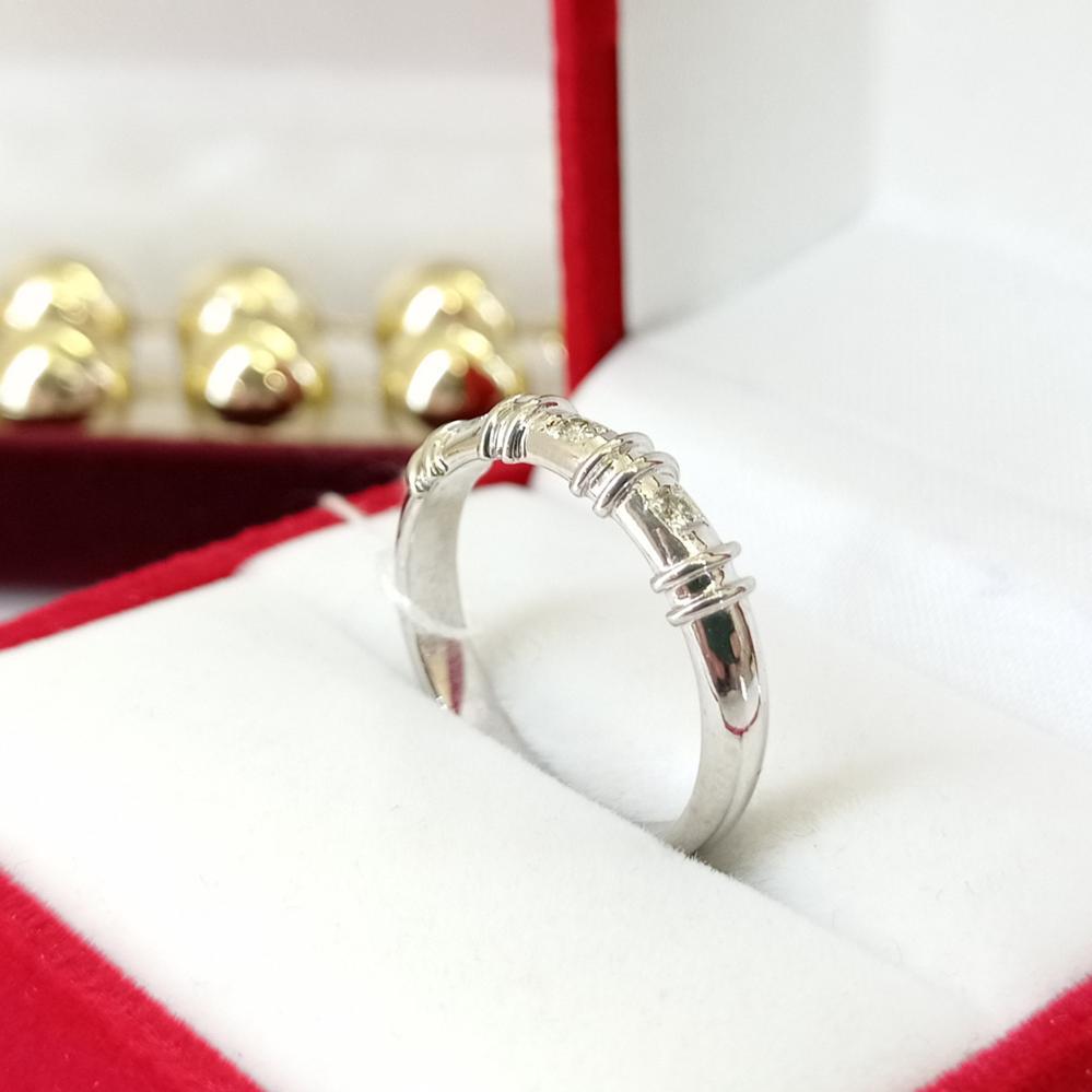 Золота каблучка з діамантами в білому золототі