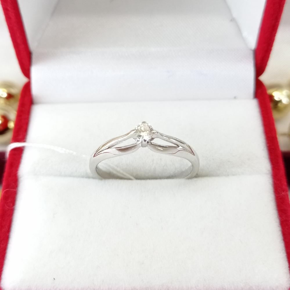 Золота каблучка з діамантом у білому золототі