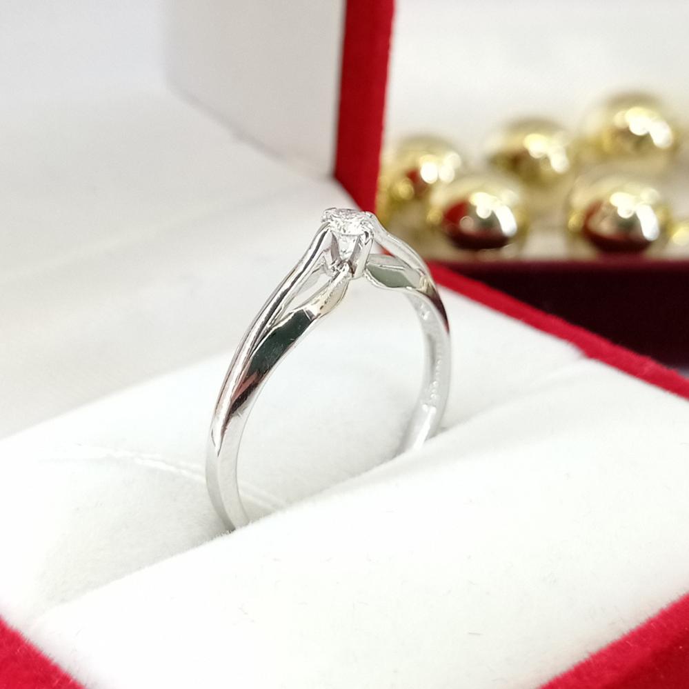 Золота каблучка з діамантом у білому золототі