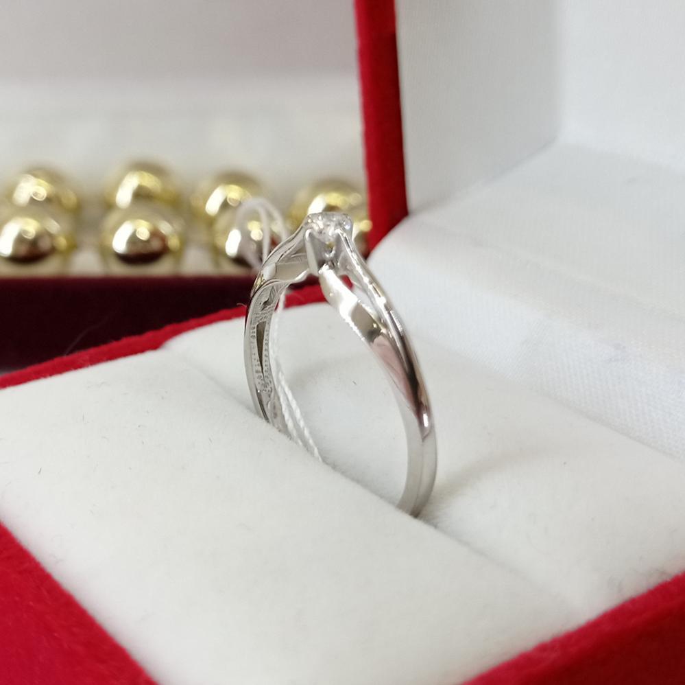 Золота каблучка з діамантом у білому золототі