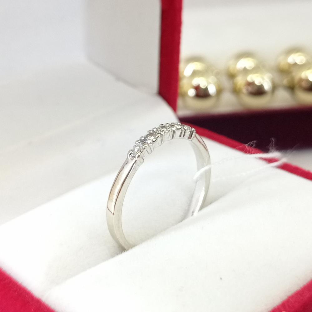 Золоте кільце з діамантами доріжка біле золото