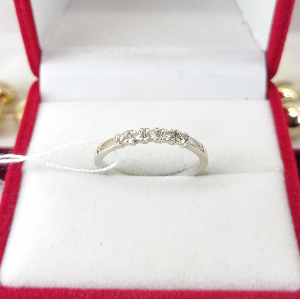 Золоте кільце з діамантами доріжка біле золото