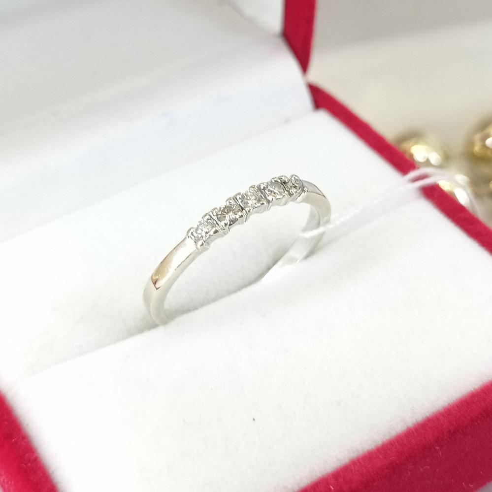 Золота каблучка з діамантами доріжка біле золото