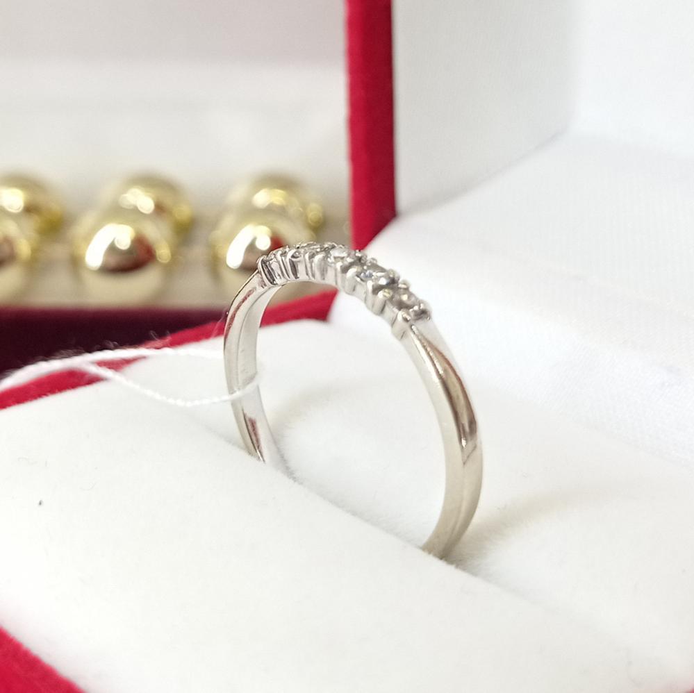 Золота каблучка з діамантами доріжка біле золото