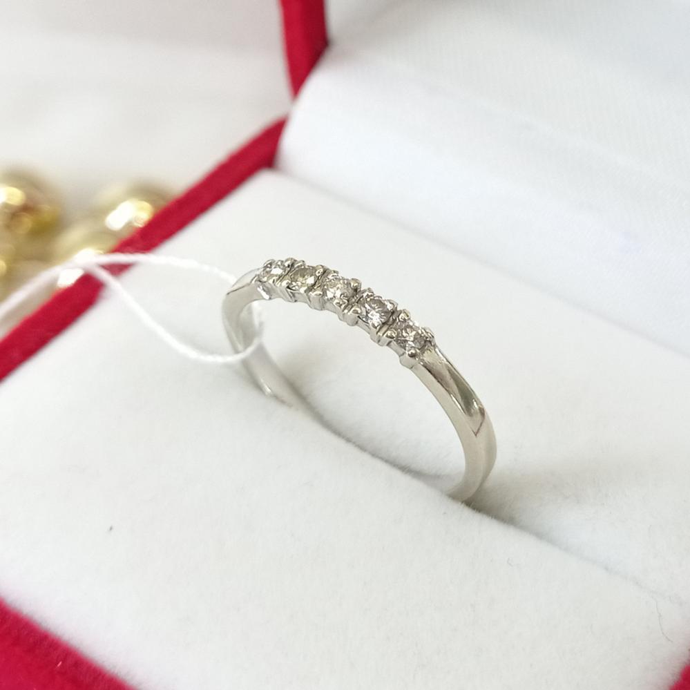 Золота каблучка з діамантами доріжка біле золото