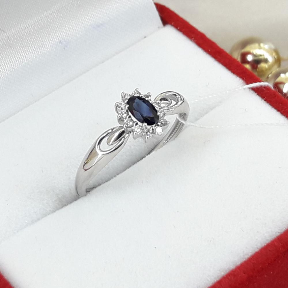 Золота каблучка з сапфіром і діамантами в білому золоті малинка