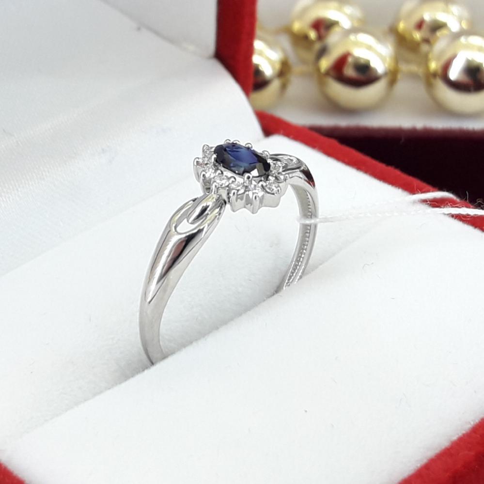 Золота каблучка з сапфіром і діамантами в білому золоті малинка