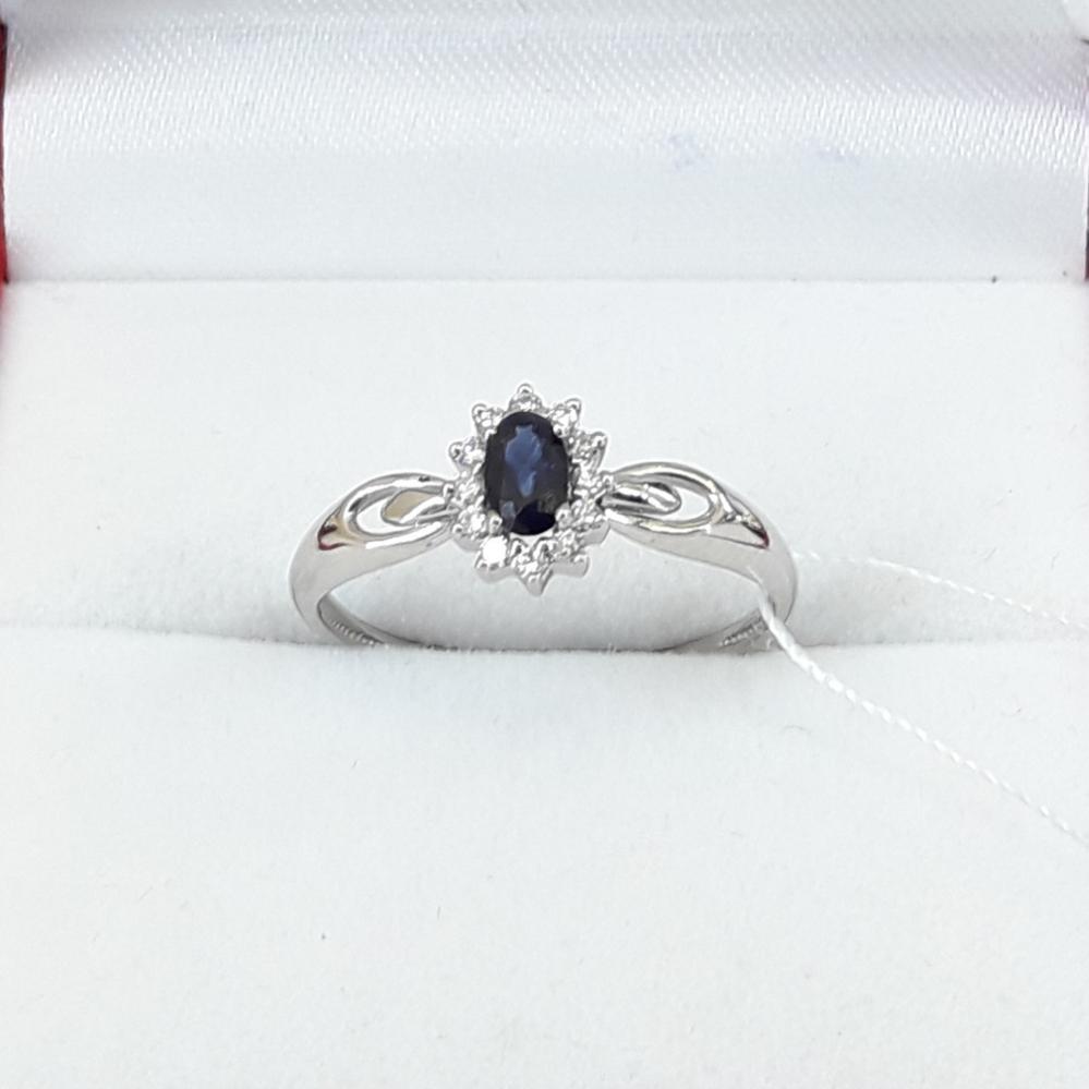 Золота каблучка з сапфіром і діамантами в білому золоті малинка