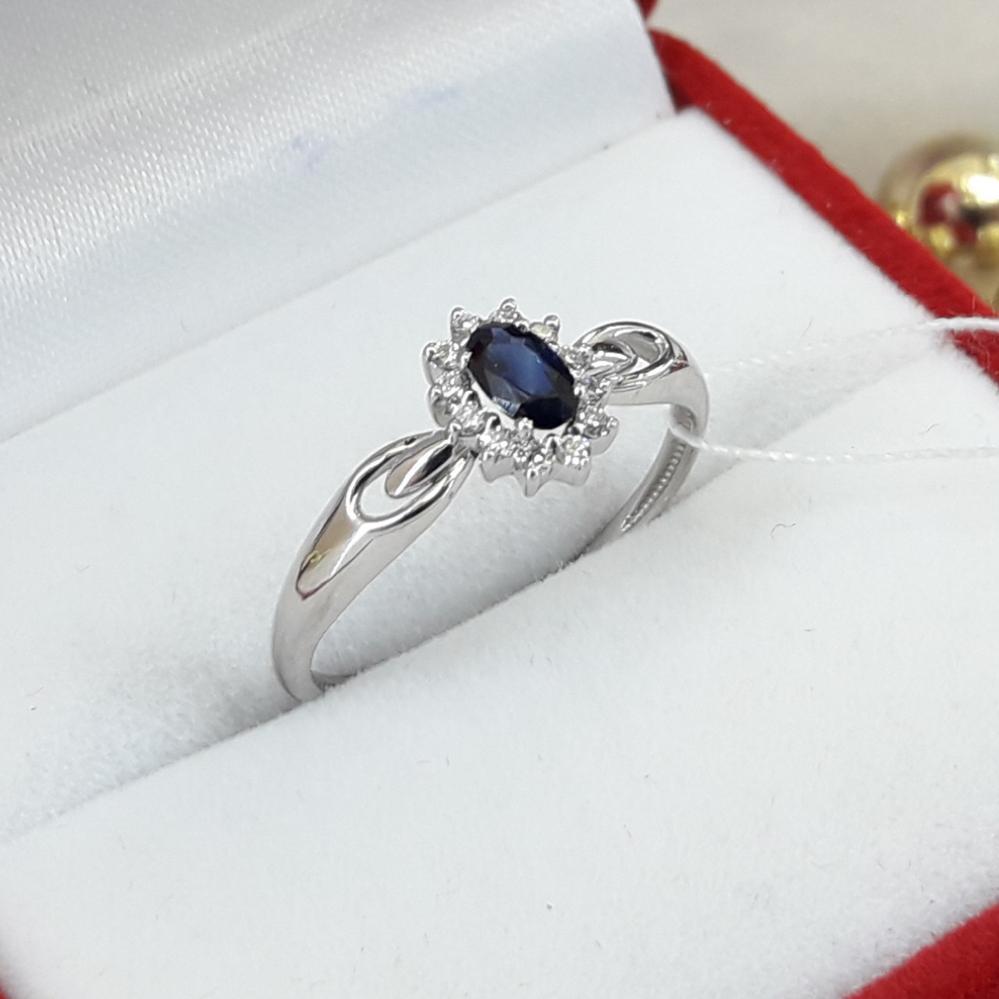 Золота каблучка з сапфіром і діамантами в білому золоті малинка
