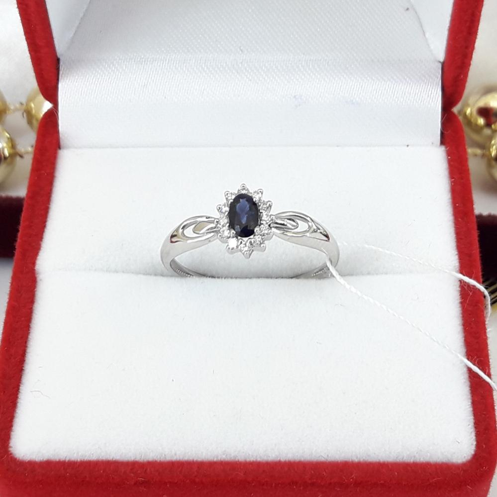 Золота каблучка з сапфіром і діамантами в білому золоті малинка