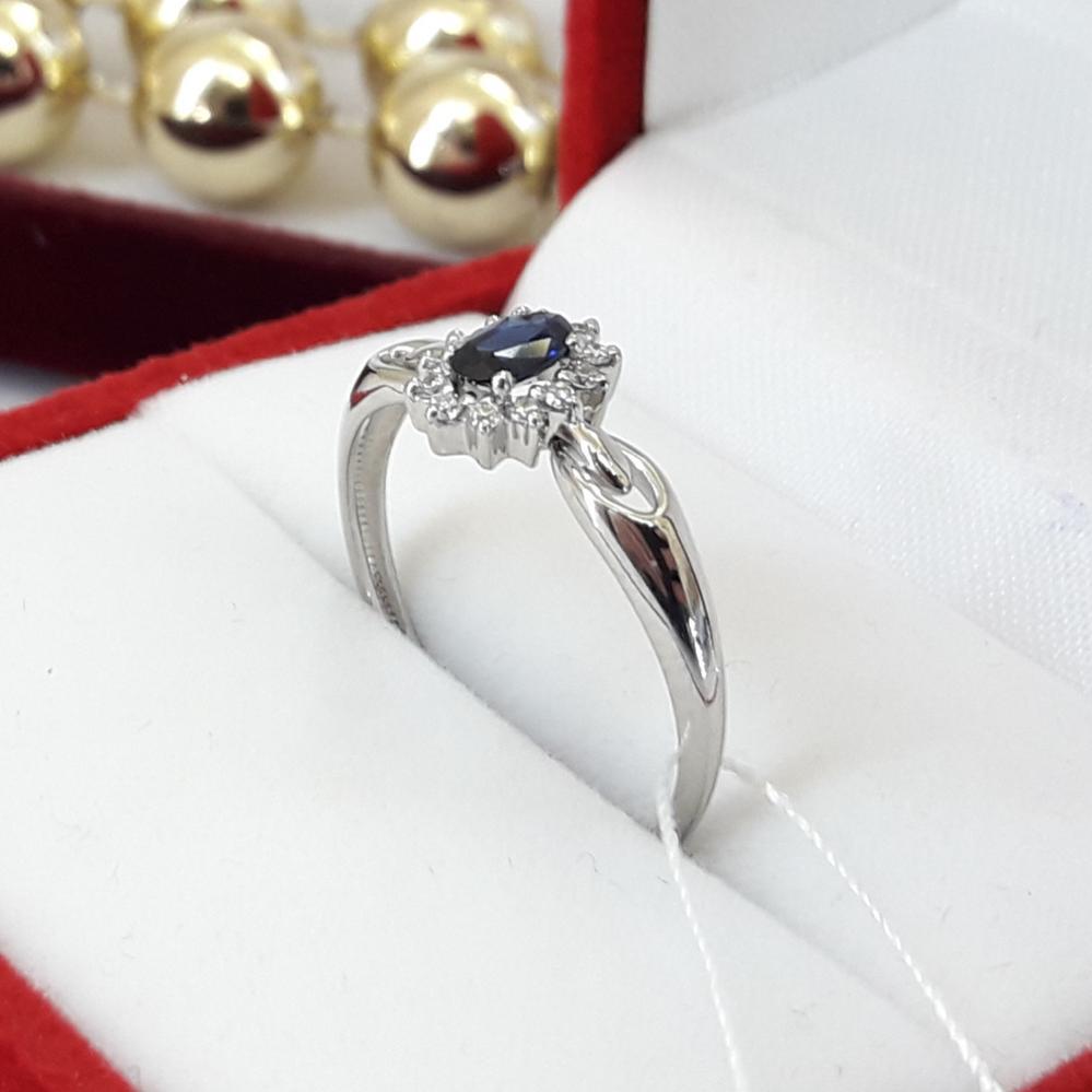 Золоте каблучка з сапфіром і діамантами в білому золоті малинка