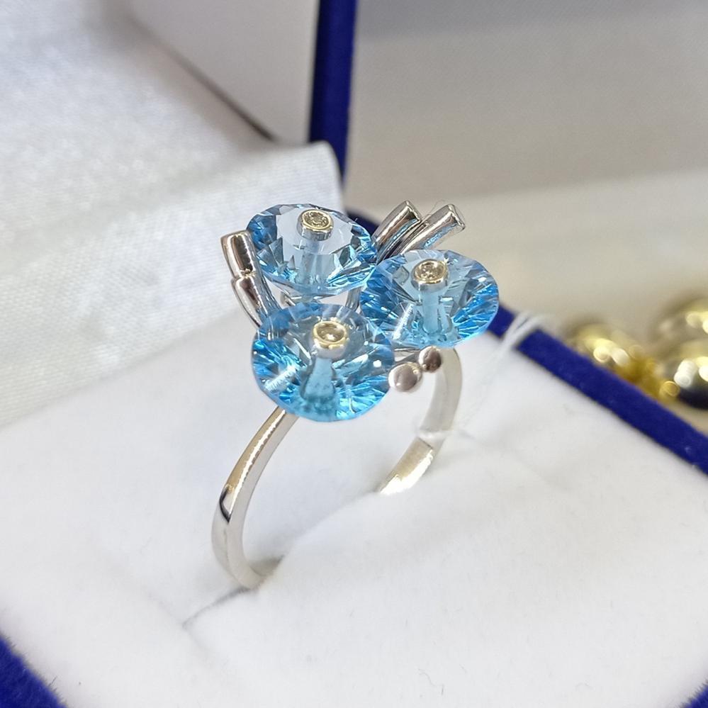 Золота каблучка з блакитним топазом та діамантом