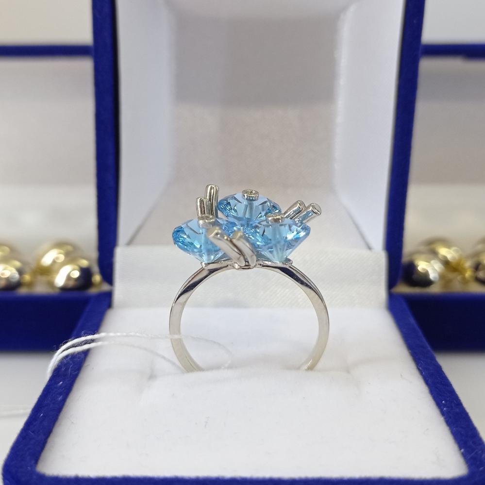 Золота каблучка з блакитним топазом та діамантом