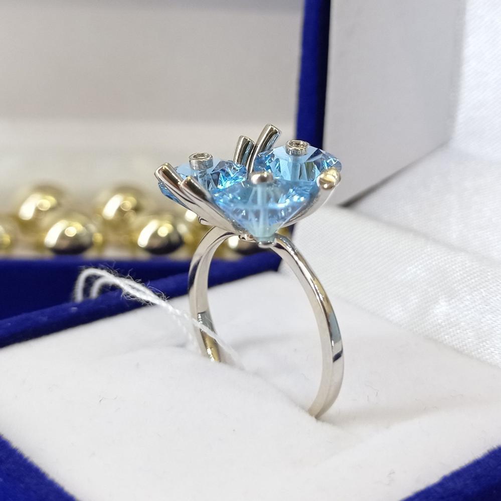 Золота каблучка з блакитним топазом та діамантом