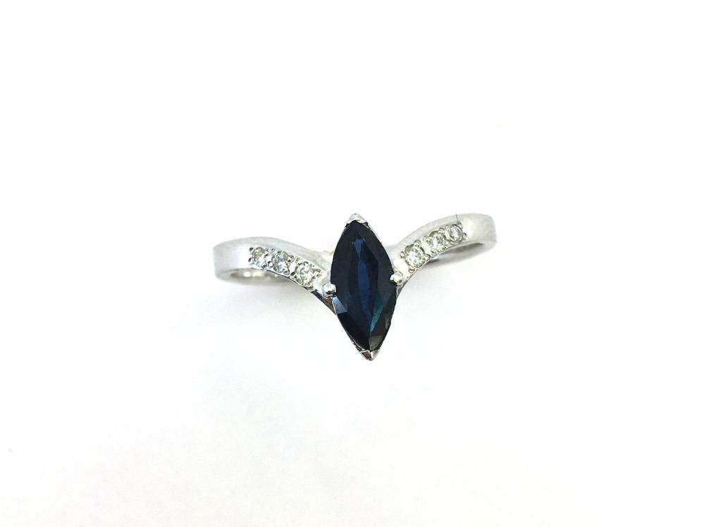 Каблучка з білого золота з сапфіром і діамантами