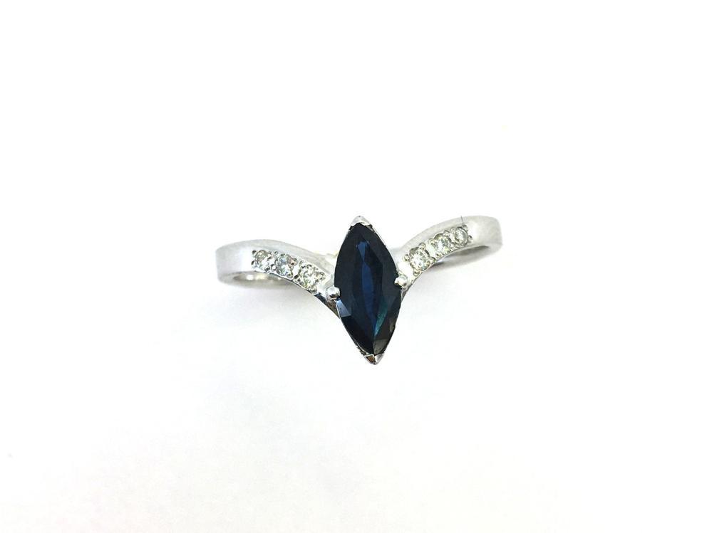 Каблучка з білого золота з сапфіром і діамантами