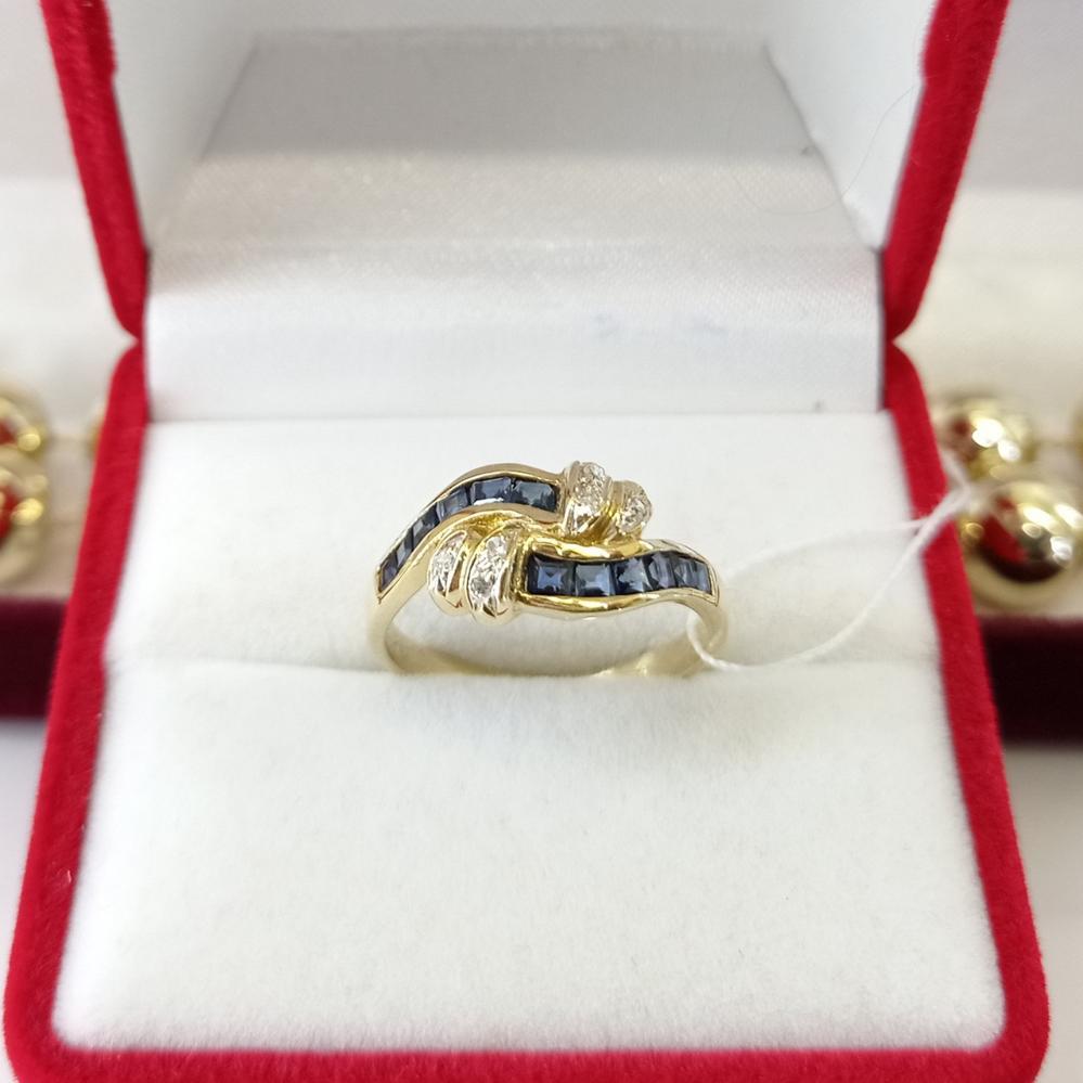 Золота каблучка з сапфірами та діамантами