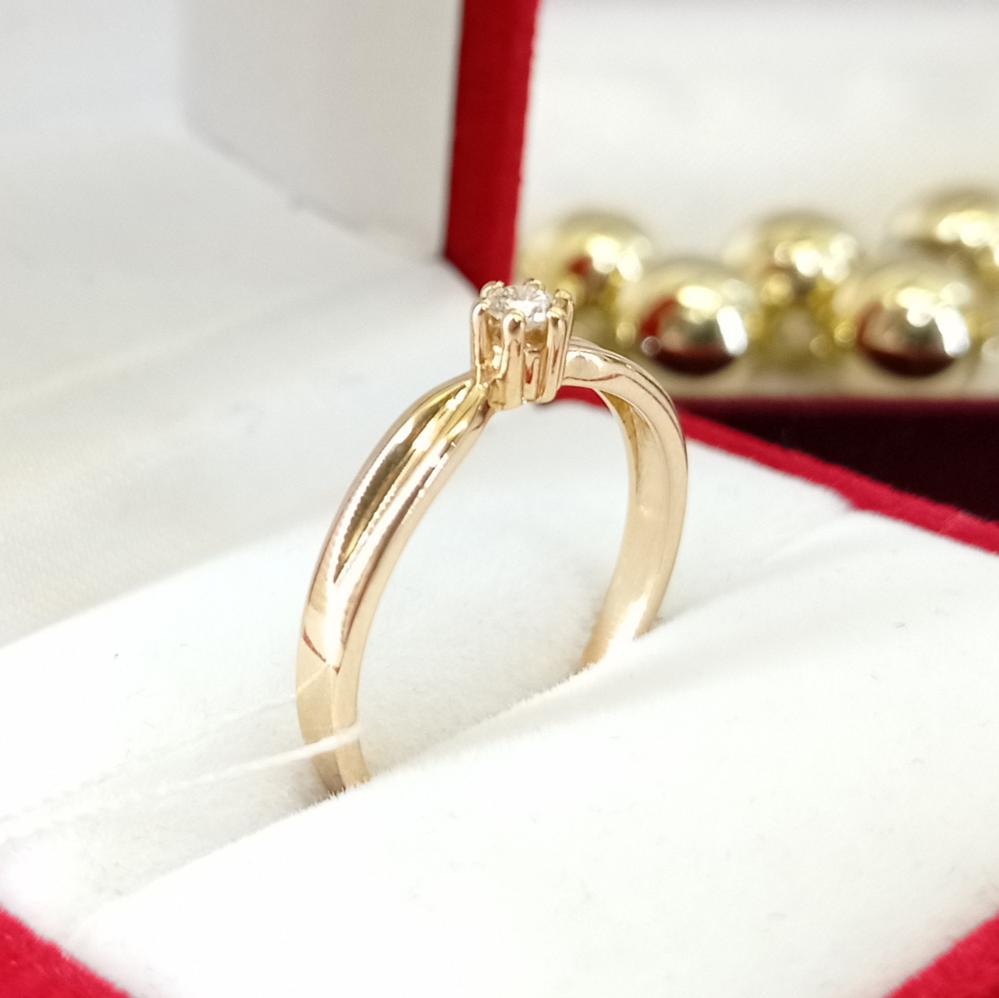 Золота каблучка з діамантом