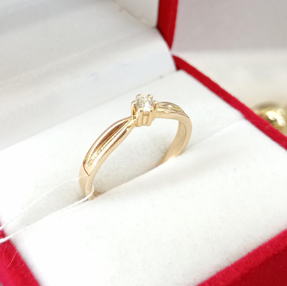 Золота каблучка з діамантом