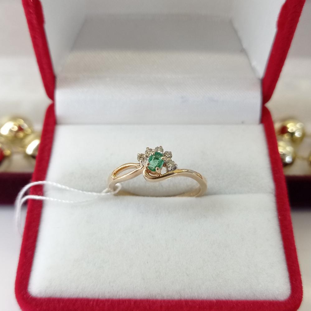 Золота каблучка з смарагдом та діамантами