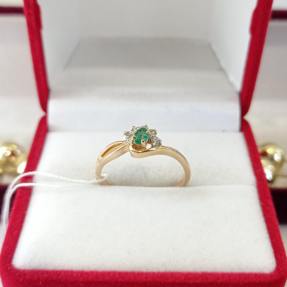 Золота каблучка з смарагдом та діамантами