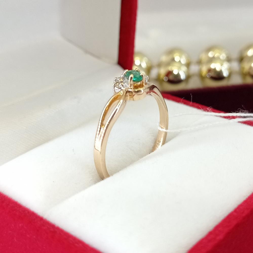 Золота каблучка з смарагдом та діамантами