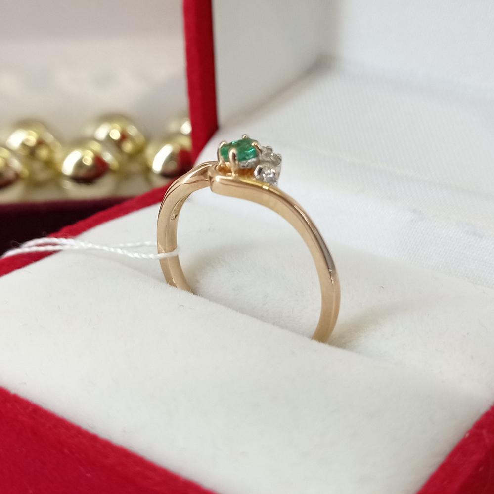 Золота каблучка з смарагдом та діамантами