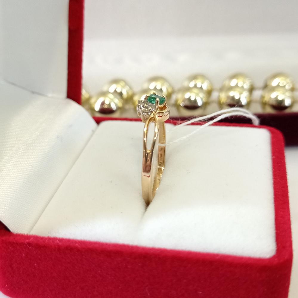 Золота каблучка з смарагдом та діамантами