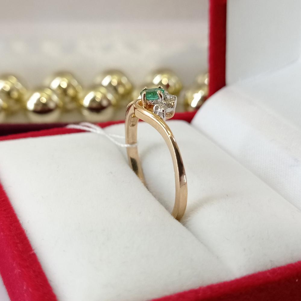 Золота каблучка з смарагдом та діамантами