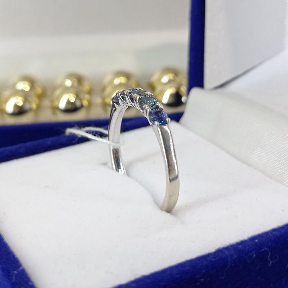 Золота каблучка з сапфіром доріжка