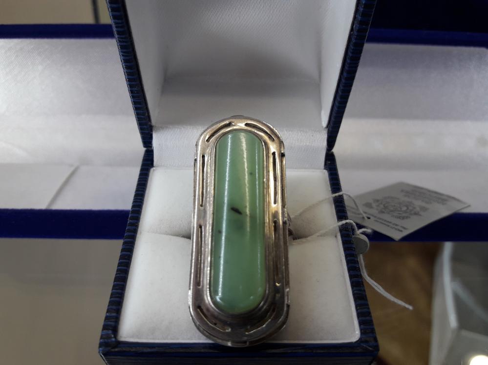 Срібне кільце з нефритом