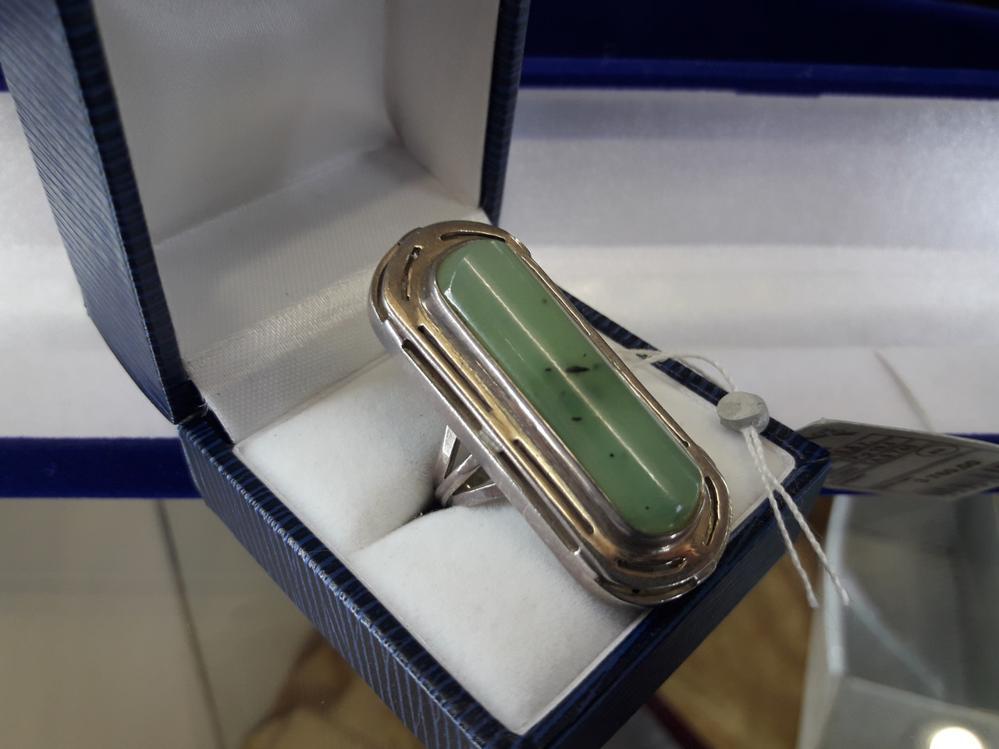 Срібне кільце з нефритом