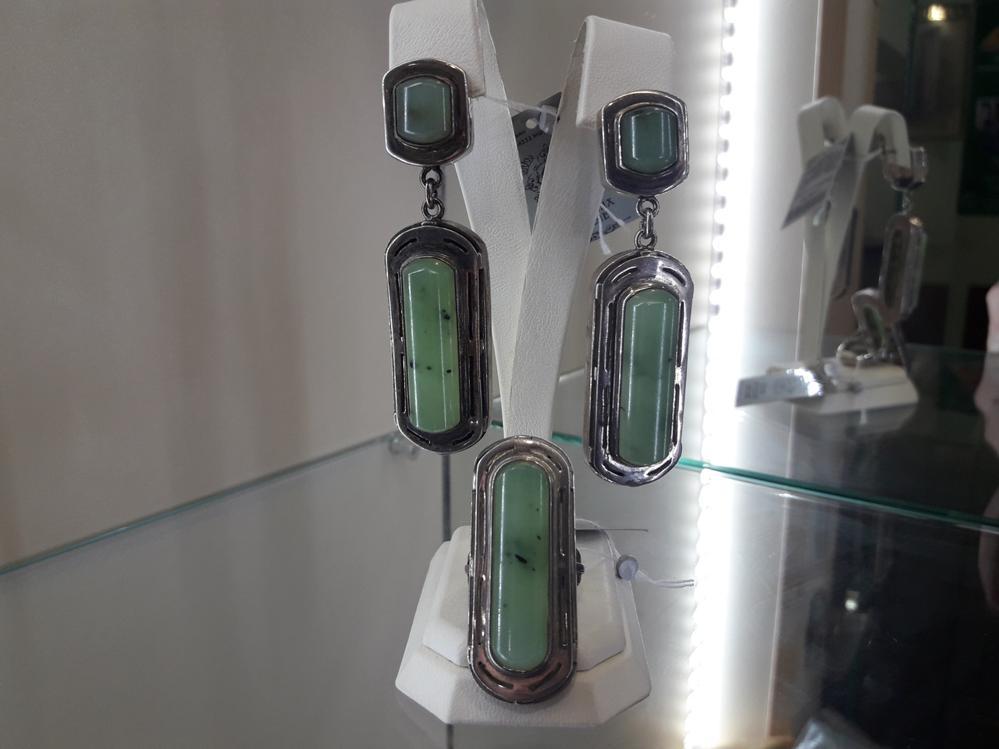 Срібне кільце з нефритом