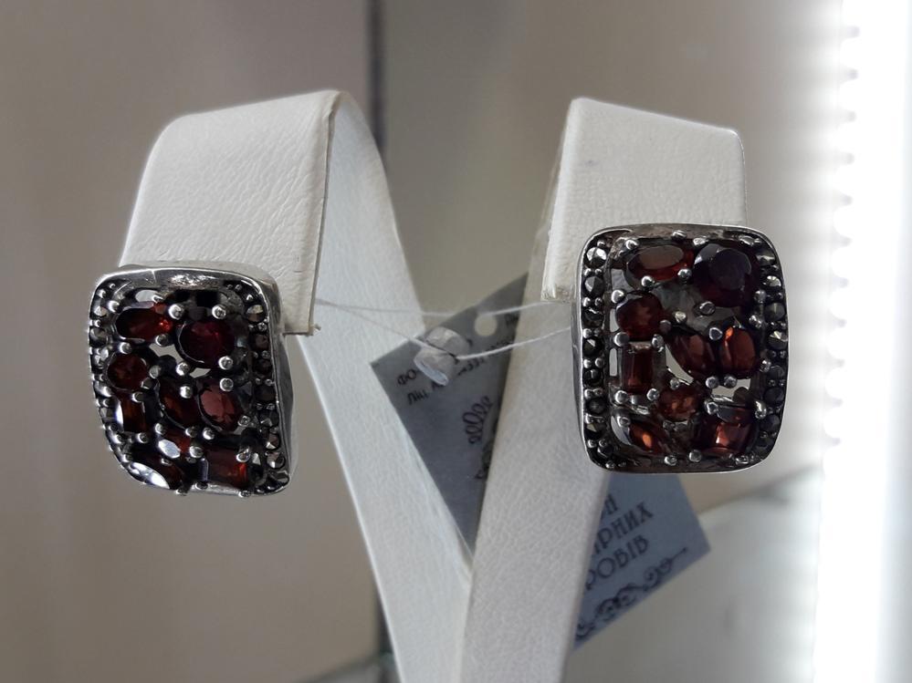 Срібні сережки з гранатом
