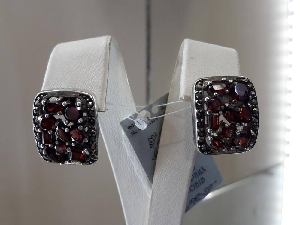 Срібні сережки з гранатом