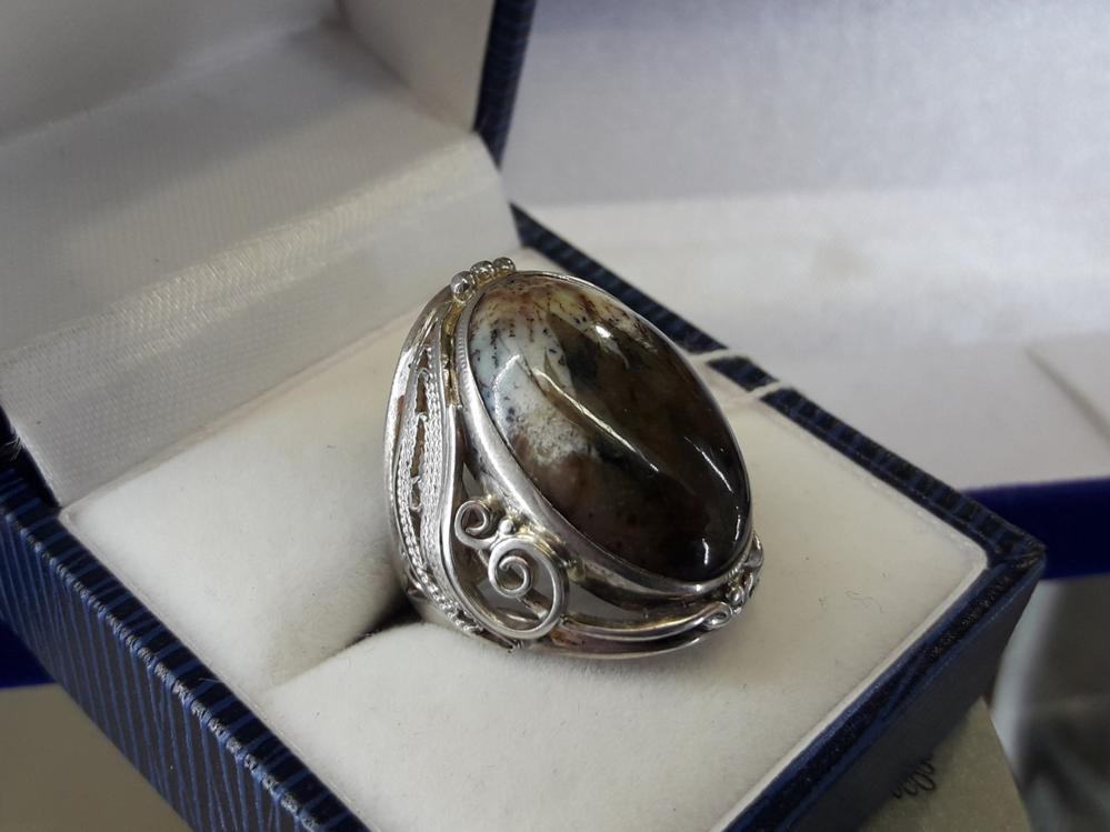 Срібне кільце з натуральним каменем